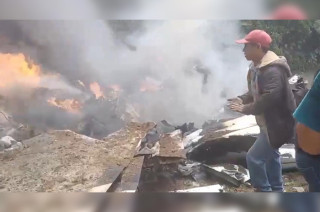 Pobladores de la zona acudieron rápidamente al sitio del siniestro para auxiliar en el combate a las llamas que consumían la aeronave.