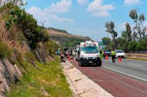 Una camioneta volcó sobre la autopista Chamapa-Lechería, dejando una mujer fallecida y un hombre lesionado en Naucalpan.