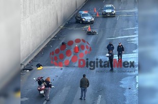 Uno de los motociclistas perdió la vida en el sitio, mientras que el otro fue trasladado de urgencia por paramédicos de la Cruz Roja a un hospital cercano.