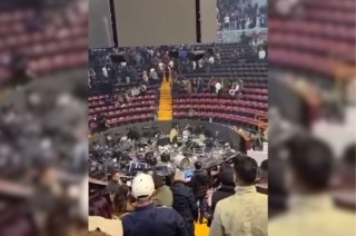 El descontento del público terminó en disturbios y destrozos al interior del palenque de la Feria del Caballo