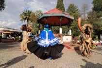 La danza incluye personajes como el Mayordomo, la Madama, Xhita Viejo y el Caporal