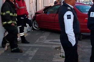 #Video #Toluca: Camión impacta auto en Gómez Farías; muere una persona