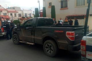 Los hechos ocurrieron cuando un vecino circulaba por la calle Carril, en donde fue sorprendido por un sujeto que lo obligó a descender de su camioneta.