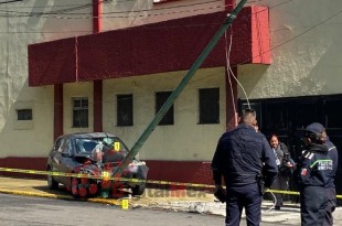 El vehículo quedó completamente destrozado en su parte frontal. 