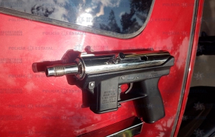 Capturan a tres sujetos con una subametralladora y un revolver