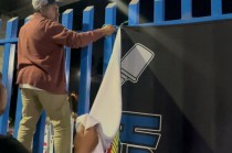 Retiro de pancarta en la Universidad Autónoma Chapingo tras la conclusión de la huelga.