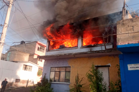 Video: Incendio en vivienda moviliza a cuerpos de emergencia en Toluca
