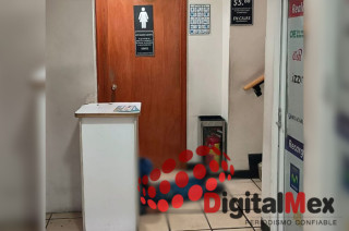 Hombre en el suelo dentro de tienda Woolworth.