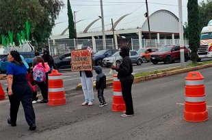 Familias del jardín de niños José María Velasco bloquearon el camino a San Jerónimo, en Tecámac, para exigir una solución a la falta de energía eléctrica en el plantel.
