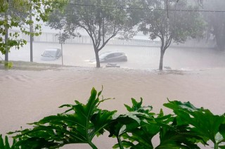 Lluvias en el Valle de México causan estragos en Atizapán, calles y autos afectados