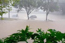 Lluvias en el Valle de México causan estragos en Atizapán, calles y autos afectados