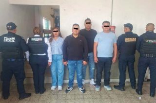 Cuatro personas fueron detenidas en Nezahualcóyotl por presunto fraude con tarjetas bancarias.