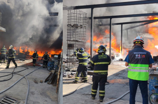 Elementos del Heroico Cuerpo de Bomberos, en coordinación con la Secretaría de Gestión Integral de Riesgos y Protección Civil, continúan laborando en la zona.