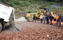 Las autoridades municipales y estatales arribaron a la comunidad de Jesús María, para iniciar la rehabilitación de las canchas de básquetbol y voleibol ubicadas en la deportiva del “Bicentenario”.