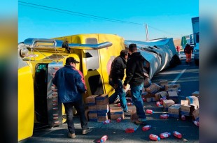 #Video: Volcadura de tráiler con Electrolit desata rapiña en la Toluca-Tenango; chófer herido