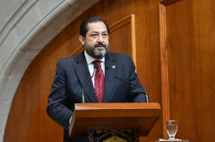 Francisco Vázquez durante su informe en el Congreso mexiquense