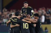 La tormenta eléctrica obligó a retrasar el inicio del partido entre México y Ecuador.