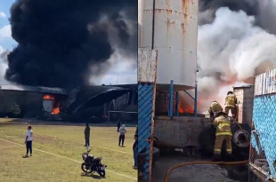 Llamas y densa columna de humo tras el impacto de la avioneta privada en una bodega de la zona industrial de Toluca