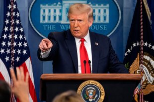 Donald Trump anunció que prohibiría el acceso a la Casa Blanca a CNN, MS NOW y Politico, medios a los que acusó de difundir “noticias falsas”.