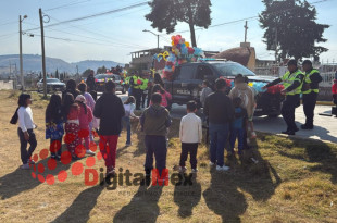 Elementos de la Policía Estatal recorrieron comunidades del municipio de Toluca para entregar juguetes a niñas y niños con motivo del Día de Reyes