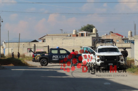 Elementos de la policía municipal de Toluca resguardan el terreno baldío donde fue localizado el cuerpo