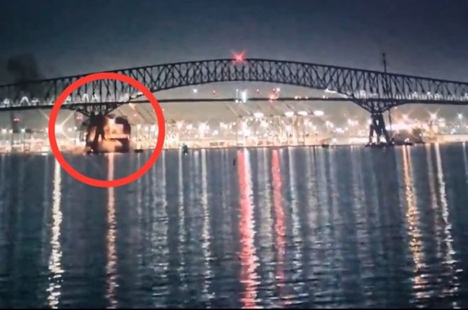 Los equipos de emergencia han rescatado a dos personas, una fue encontrada ilesa, mientras que la otra fue trasladada de gravedad a un hospital