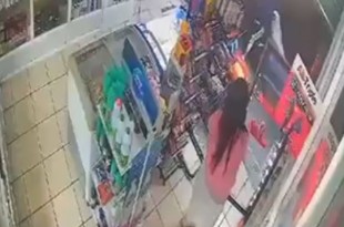 Intentan robar a mujer en farmacia en Ecatepec