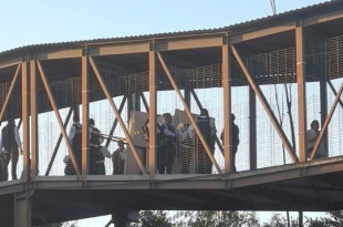 Autoridades estatales realizan el levantamiento del cuerpo en el puente peatonal de la estación Lechería