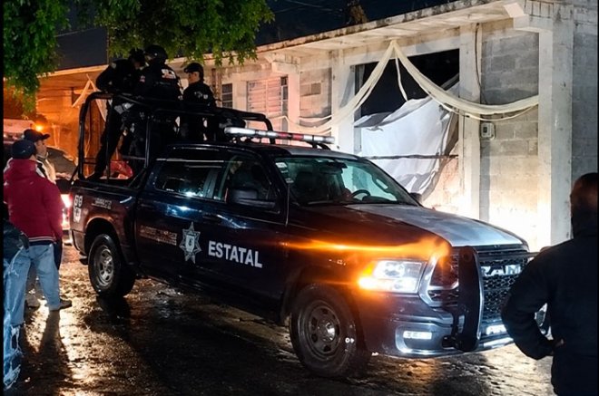 Policías municipales y estatales intervinieron para rescatar a un hombre retenido y golpeado por pobladores de San Mateo Tecalco.