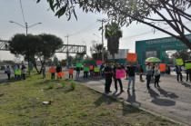 Trabajadores administrativos del TESE bloquearon avenida Central a la altura del plantel para exigir la destitución del director general y mejoras laborales
