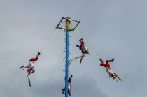 “Los Voladores de Papantla”, donde hombres descienden atados a un poste como ofrenda a los dioses.