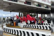 Docentes toman la caseta México-Puebla.