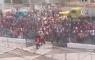 #Video: Momento en que familiares de reos rompen reja principal del penal de #Chalco