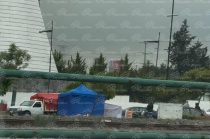 Campamento instalado por manifestantes frente a las Torres Bicentenario.
