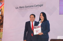 Mario Santana Carbajal, alcalde de Villa Victoria, acompañado de Karina Labastida, directora del DIF Edoméx, durante la presentación de su informe de gobierno, reafirmando su compromiso con un municipio seguro y cercano a la ciudadanía.