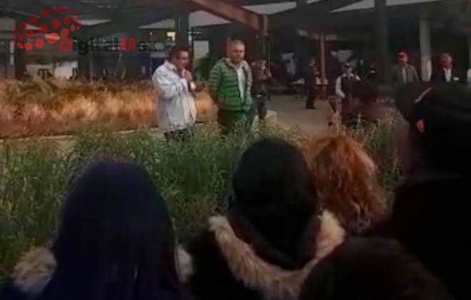 Manifestación de trabajadores de Telmex en Town Square, Metepec