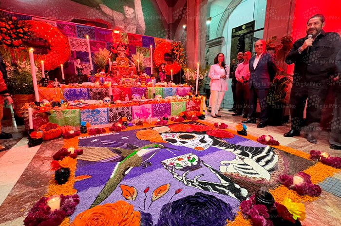 El Congreso del Estado de México inauguró una ofrenda tradicional y una exposición de 14 cráneos monumentales con motivo del Día de Muertos.