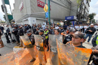 Policías de Toluca en confrontación entre estudiantes.
