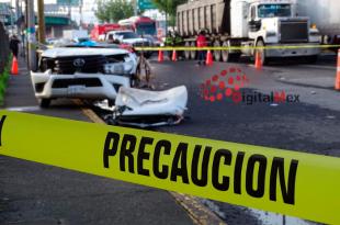 Las víctimas viajaban a bordo de una Toyota Hilux de color blanco que quedó deshecha.