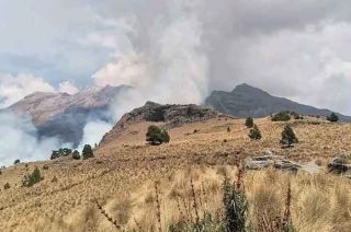 La patrulla 10 de la Brigada de Rescate del Socorro Alpino continúa con las labores para contener la propagación del fuego.