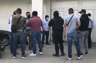 Empleados rechazaron que se hayan atrincherado delincuentes en el inmueble, luego de la persecución y balacera entre civiles.