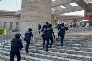 Elementos de seguridad, cuerpos de emergencia y personal especializado realizaron la evacuación e inspección del edificio del PJF.