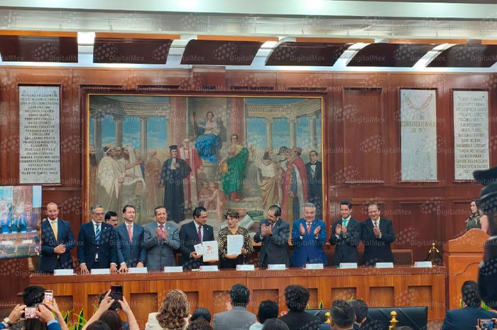 La gobernadora Delfina Gómez acudió por tercer año consecutivo al Palacio Legislativo para presentar personalmente su informe de actividades correspondiente al periodo 2025-2026.