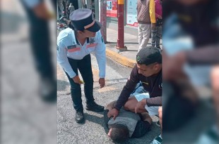 Policías municipales dispersaron a la turba para impedir que siguieran agrediendo a los sospechosos 