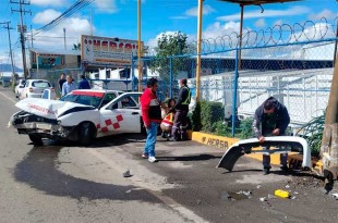 La unidad de transporte colectivo de sitio Santiago Tianguistenco chocó sobre el carril lateral