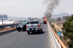 #Video: Auto se incendia tras volcar en la México-Puebla