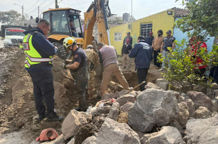Personal del gobierno de Ecatepec realiza labores para sellar de forma definitiva una toma clandestina de combustible, clausurada desde 2022 en la colonia Jardines de Morelos.