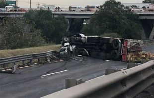 Torton embiste auto y camión en el Circuito Exterior Mexiquense