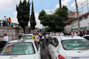 Video: Taxistas bloquean Tollocan frente a Secretaría de Movilidad en Toluca