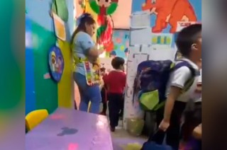 La agresora, identificada como Jacqueline Elizabeth "N", fue grabada agrediendo a un niño.